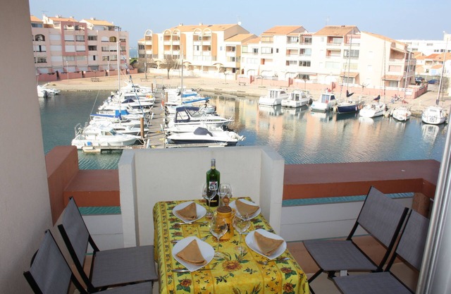 A splendid view of the marina for this pretty apartment