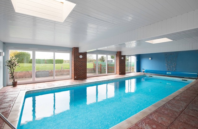 A superb Lodge with own private heated Indoor Swimming Pool close to Stratford
