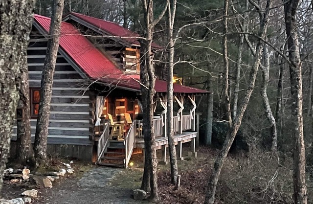 A Unique Bed and Breakfast.Log Cabins, with Hot Tubs and Breakfast Delivered Each Morning :)