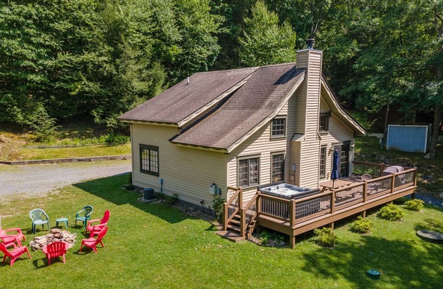 A Winter View: Lake Area, Hot Tub, Fire Pit, Fireplace, Gas Grill!