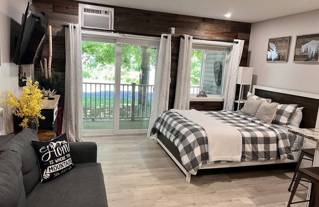 A113 · Relaxing resort Getaway w/Pool & HotTub studio apt