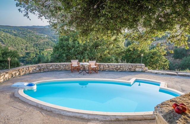 Absolut Privacy in this chalet style villa, private pool, BBQ area, shaded Patio