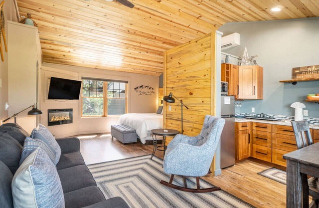 AC, K Bed, Fireplace, Shared Hot Tub, Kitchenette