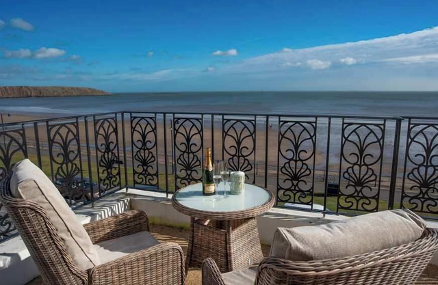 Ackworth House Number 4 - Stunning luxury apartment - huge balcony - views of be