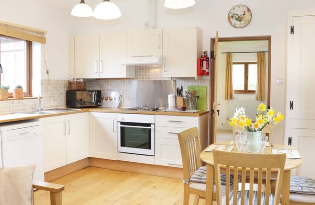 ACORN COTTAGE 1, family friendly, with a garden in Burlton