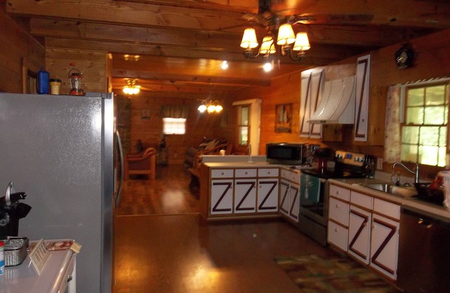 Acorn Cottage - Crossville, TN Very private with plenty of parking.