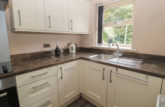 ACORN COTTAGE, pet friendly, with a garden in Longframlington