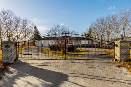 Acreage, 3 King Beds and Ensuites, Dance Floor, Fireplace, AC