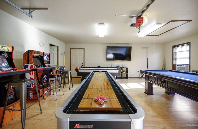 Acres BEST GAME Rm Sleeps 8 - 2 acre- Hot tub, Fire Pit