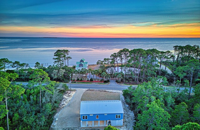 Across from Beach, Sunrise & Sunset Views, Screened Porch!