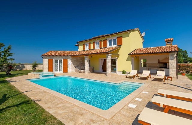 Activity villa Gardenia with pool in Tinjan