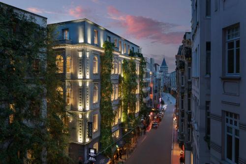 Adahan DeCamondo Pera, Autograph Collection