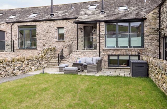 ADA’S HIDEAWAY, pet friendly, with open fire in Sizergh, Cumbria