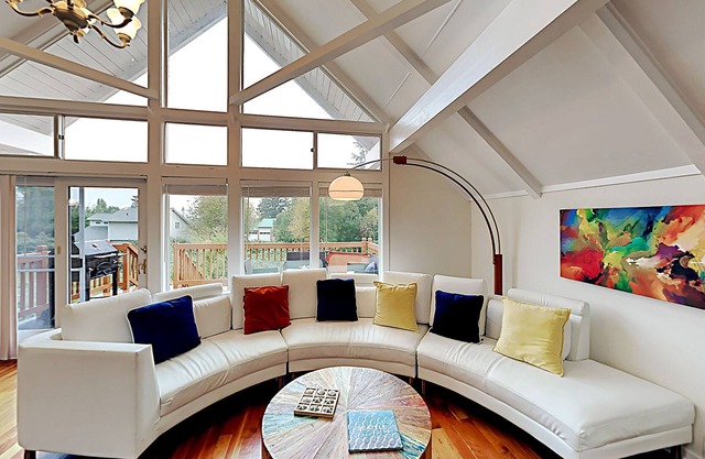 Admiralty Bay beauty w/private hot tub, shared pool & beach - dog-friendly