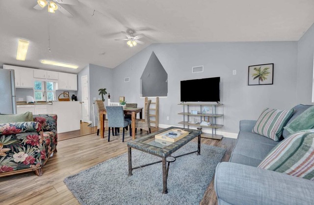 Adorable 1 BDR with Full Kitchen Deck Washer Dryer