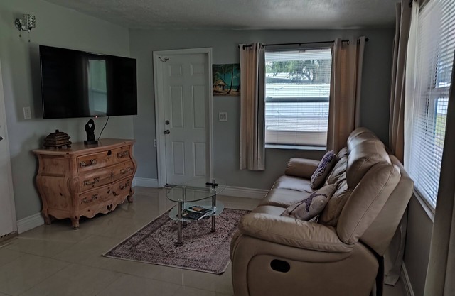 Adorable 1 bedroom apt. close to the intracoastal