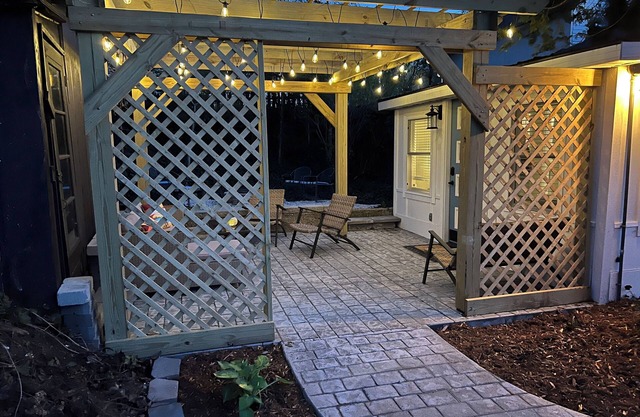 Adorable 2-bedroom home, 2 min walk to lake, restaurants, shops.Near SB Dunes