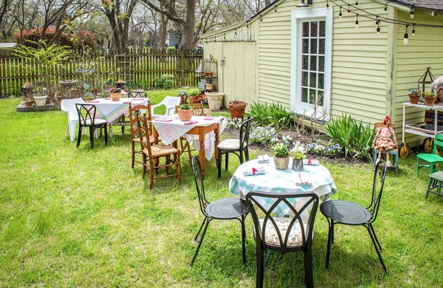 Adorable 2-bedroom Home off Chaparral Trail in Historic Farmersville