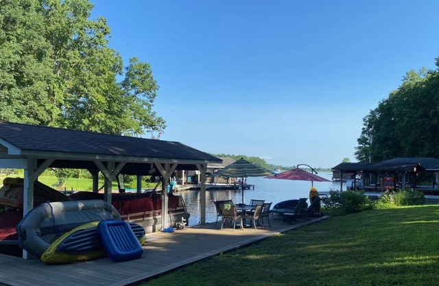 Adorable 3BR 2BA waterfront cottage with guest house, "man cave" and more!