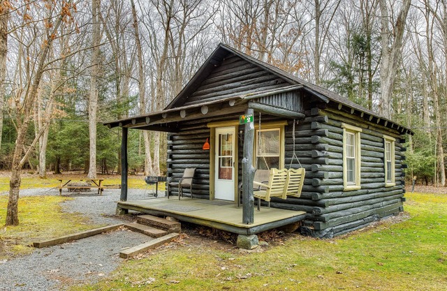 Adorable adventure cabin in the woods with full kitchen, firepit, & porch