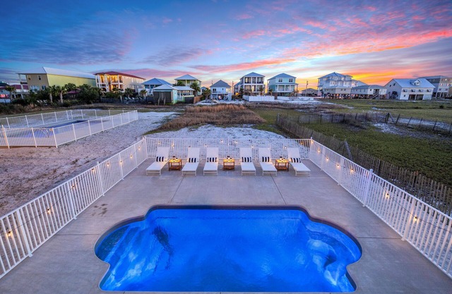 Adorable Beach Bungalow ONE BLOCK from the Gulf HEATED Pool available Oct-May!