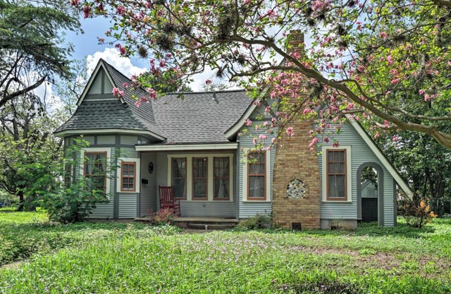 Adorable Cottage Less Than 1 Mi to Guadalupe River and Dtwn