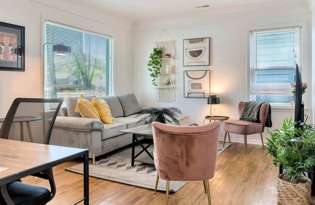 Adorable Cute Home w/ Workspace & Yard in Livonia