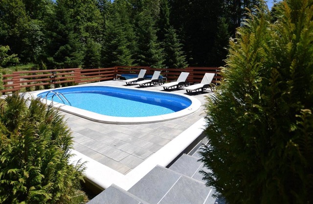 Adorable home with pool and jacuzzi for use surrounded by beautiful nature !