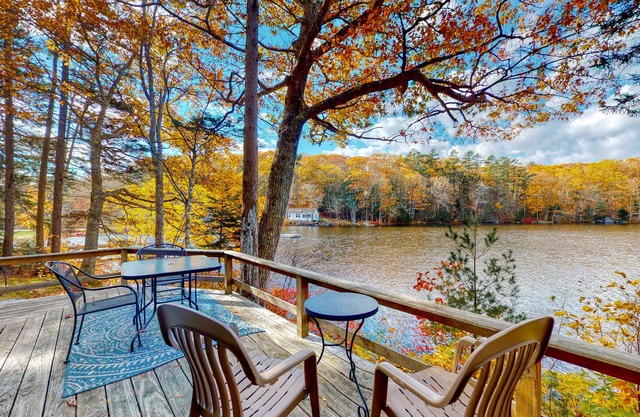 Adorable Lakefront Cottage with Free WiFi, Full Kitchen, Gas Grill, & Dock