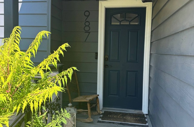 Adorable Pet-Friendly House - Walking Distance to Downtown and Dry Canyon