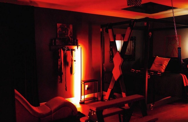 Adult-Theme Rental Home w/Kink Room, Strip Club, Zen Room.Couples Getaway!