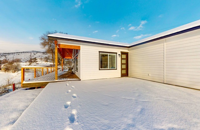 Adventure pad with water views, deck, open layout, games, W/D, & central AC