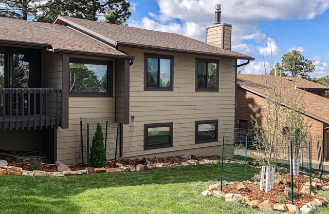 Adventure retreat with fireplace, pool table & children's items - dog-friendly