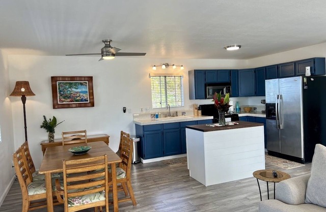 Afforable & quaint upstairs 2Bedroom 1Bath apartment with lanai and Ocean views