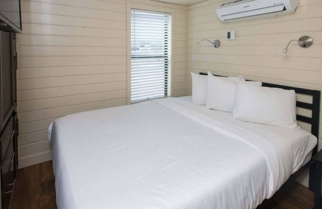 Affordability Meets Comfort! Pool, Parking, Close to Grand Canyon Tours!