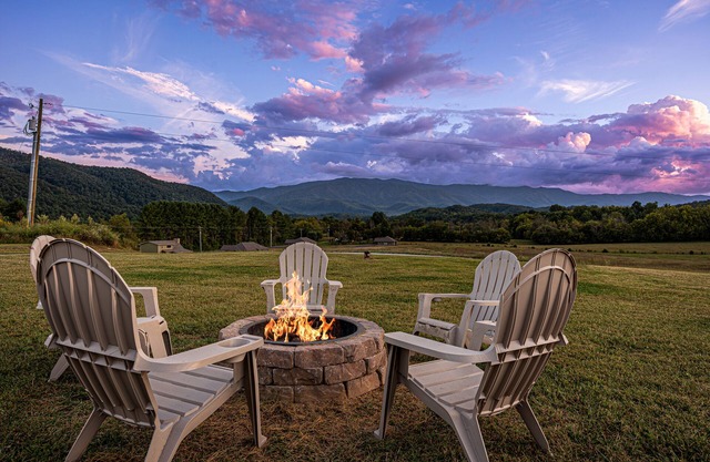 Affordable luxury: mountain view 3 BR cabin w/hot tub, Wi-Fi and game room fun!