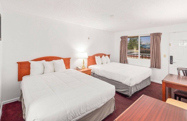 Affordable Room Near Scenic Gene Coulon Beach Park – Just 2.7 Miles!