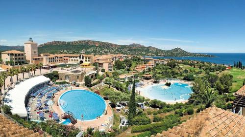 Agay Cap Esterel, le village Belvédère T2 climatisé Rez-de-Jardin, Vue Mer, Piscine et Parking inclus