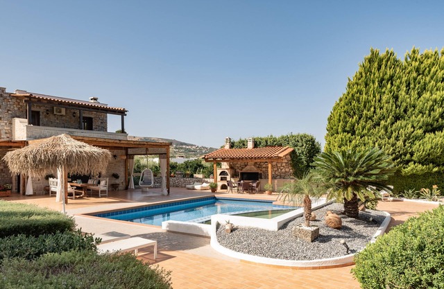 Agnes Villa, Unrivalled Living with Private Pool & Walking distance to amenities