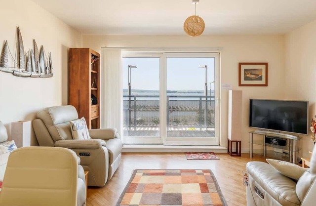 Ahoy - Balcony with Beautiful Harbour Views