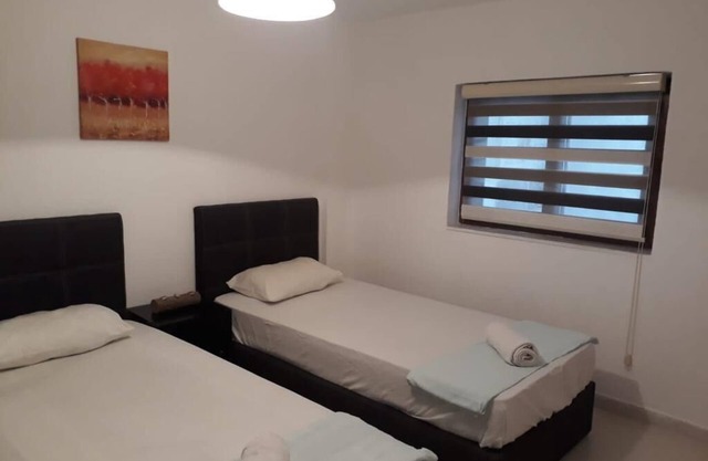 Ailecek tatil yapabileceğiniz Çeşme merkezde denize bahçeli daire.