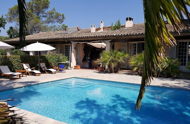 AIR-CONDITIONED VILLA WITH PRIVATE POOL IN A QUIET LOCATION