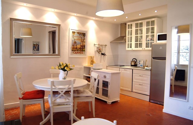 Air-conditioned 3-room apartment, historic town center, 200m from the beach