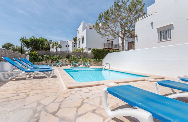 Air-Conditioned Apartment with Pool, Wi-Fi, Balcony and Close to the Beach