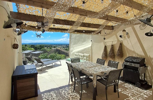 Air-conditioned apartment with terrace overlooking the Luberon