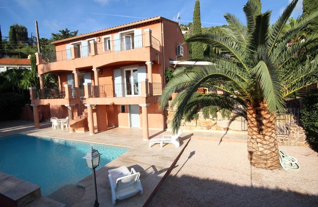 AIR CONDITIONED VILLA WITH 4 BEDROOM POOL AND GARDEN - SEA VIEW