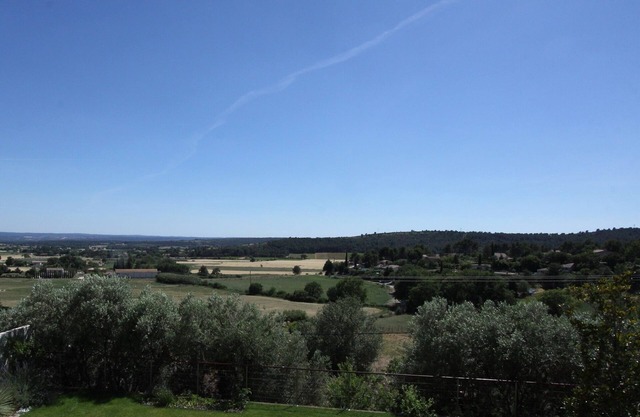 Air conditioned villa with heated pool on edge of Provencal village.