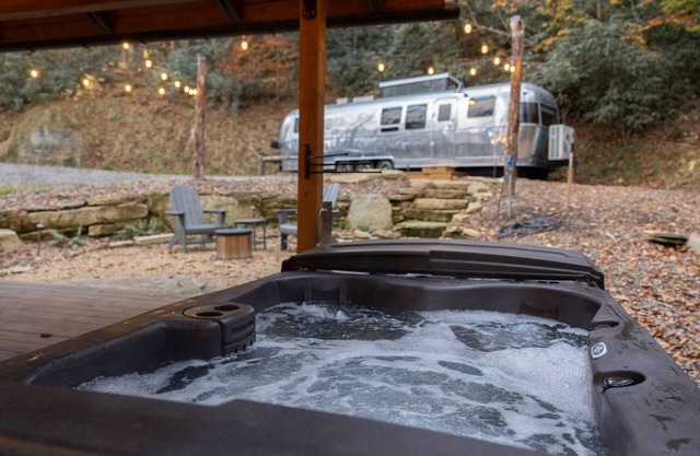 Airstream w/Bathtub, River, & Hot Tub