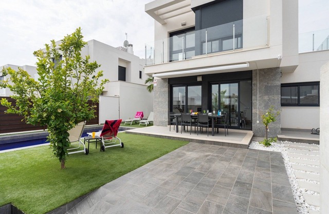 Airy Villa near Golf & Dining