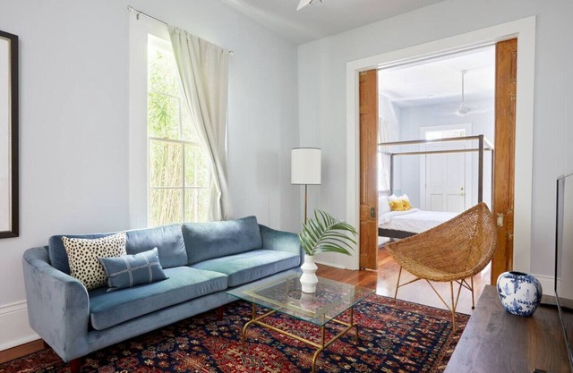 Airy Magazine St Apt | Walk to Shops & Restaurants